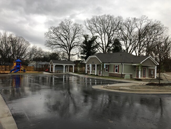 Signal Ridge Apartments in Hendersonville, NC - Building Photo - Building Photo