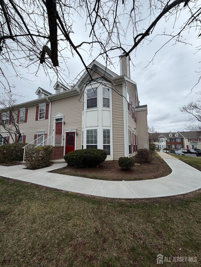 32 Columbus Dr in Franklin Township, NJ - Building Photo - Building Photo