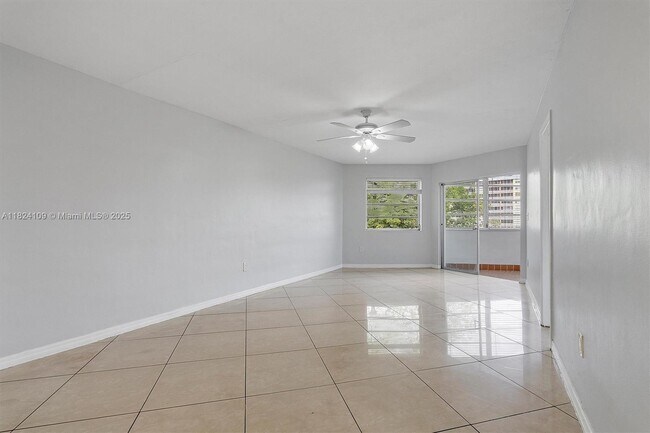 1671 NE Miami Gardens Dr in North Miami Beach, FL - Building Photo - Building Photo