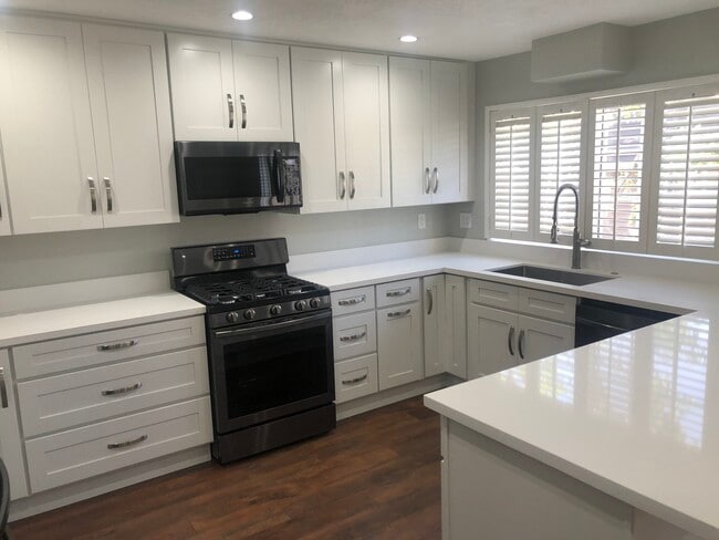 20950 Oxnard St in Woodland Hills, CA - Building Photo - Building Photo