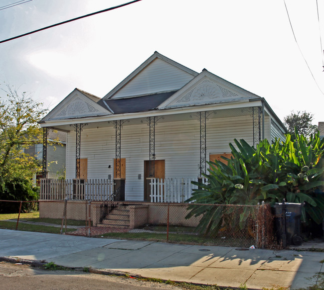 2642 Dumaine St in New Orleans, LA - Foto de edificio - Building Photo