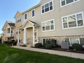 1392 Carolyn Ct in Yorkville, IL - Building Photo