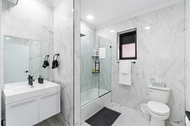 80 Romaine Ave in Jersey City, NJ - Foto de edificio - Building Photo