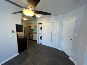 1426 E Wyndham Cir, Unit 201 in Palatine, IL - Building Photo - Building Photo