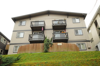 Etruria Apartments in Seattle, WA - Building Photo - Building Photo