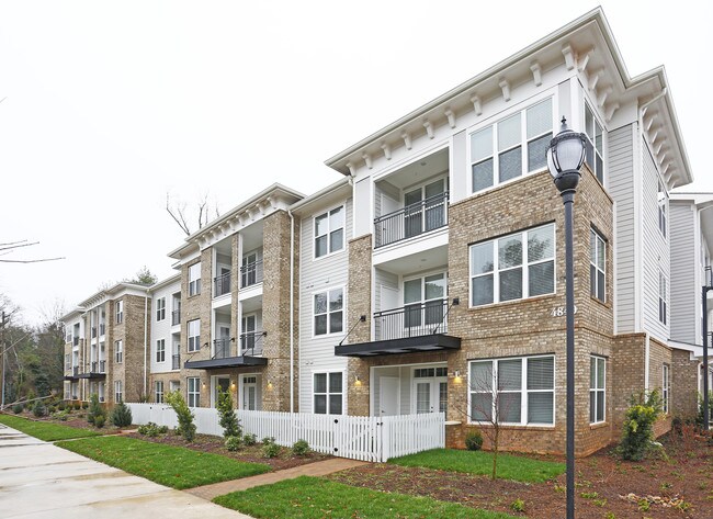 Overture Cotswold 55+ Active Adult Apartment Homes in Charlotte, NC - Foto de edificio - Building Photo