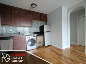 556 W Arlington Pl, Unit 810 in Chicago, IL - Building Photo - Building Photo