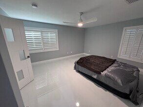 8024 SW 91 Ave in Miami, FL - Building Photo - Building Photo