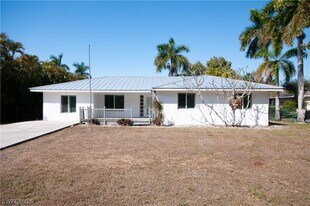 54 Liberty Ln in Naples, FL - Building Photo