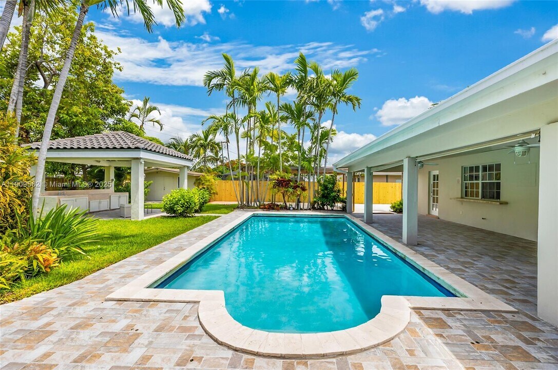 13820 SW 82nd Ave in Palmetto Bay, FL - Building Photo