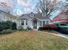 55 Robbins Ave in Amityville, NY - Building Photo