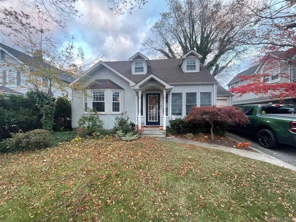 55 Robbins Ave in Amityville, NY - Building Photo