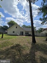 1136 Hamlin Rd in Waldorf, MD - Building Photo