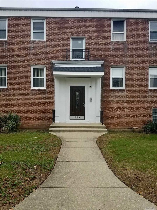 103 Lawson St-Unit -C in Hempstead, NY - Building Photo