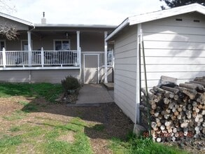 2105 Stevens Rd in Eagle Point, OR - Building Photo - Building Photo
