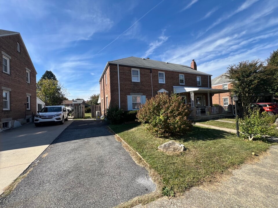 1517 Catalina Ave in Allentown, PA - Foto de edificio