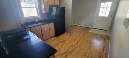 18 Montgomery St in Danbury, CT - Building Photo - Building Photo