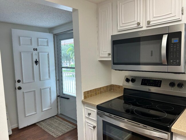 18081 SE Country Club Dr, Unit #68 in Tequesta, FL - Building Photo - Building Photo