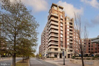 3600 S Glebe Rd in Arlington, VA - Foto de edificio - Building Photo