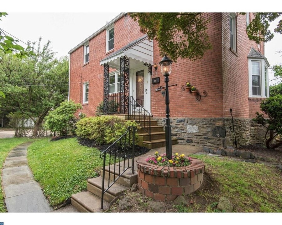 4236 Valley Rd, Unit 2 fl in Drexel Hill, PA - Foto de edificio