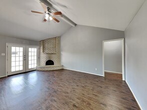 722 E Brown Ln in Deer Park, TX - Foto de edificio - Building Photo
