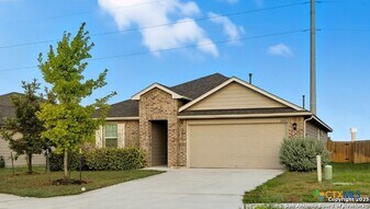 1308 Parkwood in Seguin, TX - Building Photo