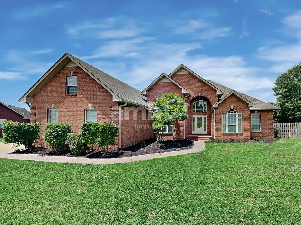 210 Fox Hunt Ln in Lebanon, TN - Building Photo
