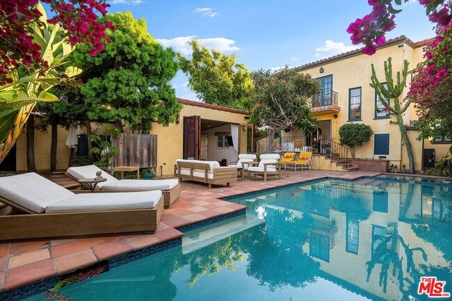 2223 Cloverfield Blvd in Santa Monica, CA - Building Photo - Building Photo