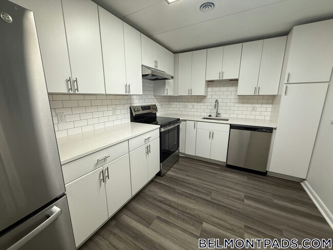 53 Hill Rd, Unit 107 in Belmont, MA - Foto de edificio - Building Photo