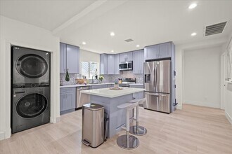 4616 Rosewood Ave in Los Angeles, CA - Building Photo - Building Photo