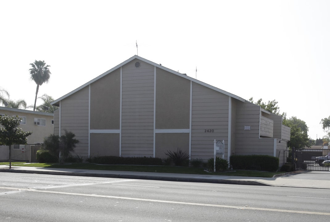 Commonwealth Village Apartments in Fullerton, CA - Foto de edificio