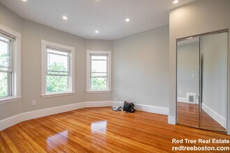 164 Hyde Park Ave, Unit 2 in Boston, MA - Foto de edificio - Building Photo