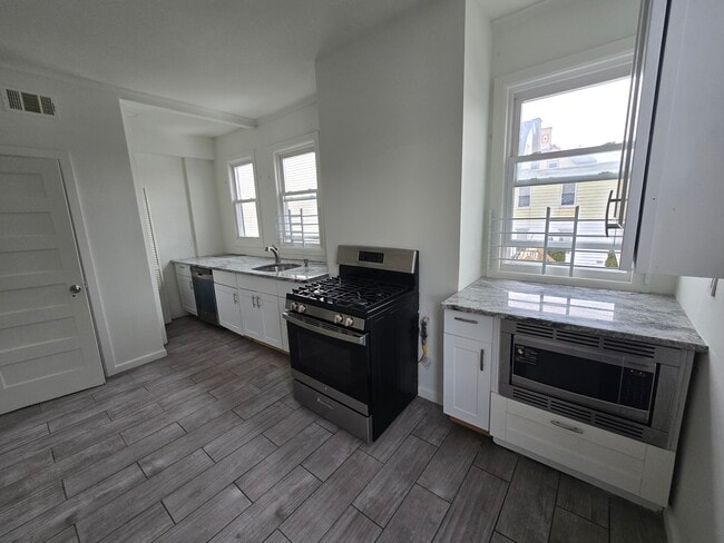 27 Harrison Plz, Unit 2 in Irvington, NJ - Building Photo - Building Photo