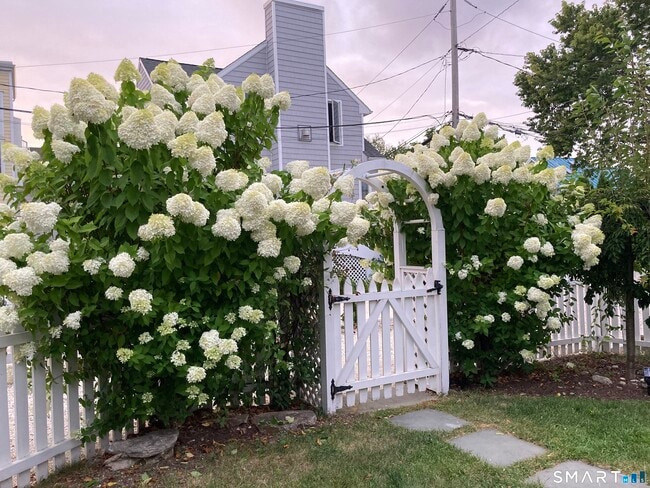 9 Rowland Pl in Westport, CT - Building Photo - Building Photo
