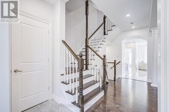 77 Diamond Jubilee Dr in Markham, ON - Building Photo - Building Photo