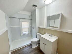 1041 W 10th St-Unit -Unit 2 - Upstairs in Lorain, OH - Building Photo - Building Photo