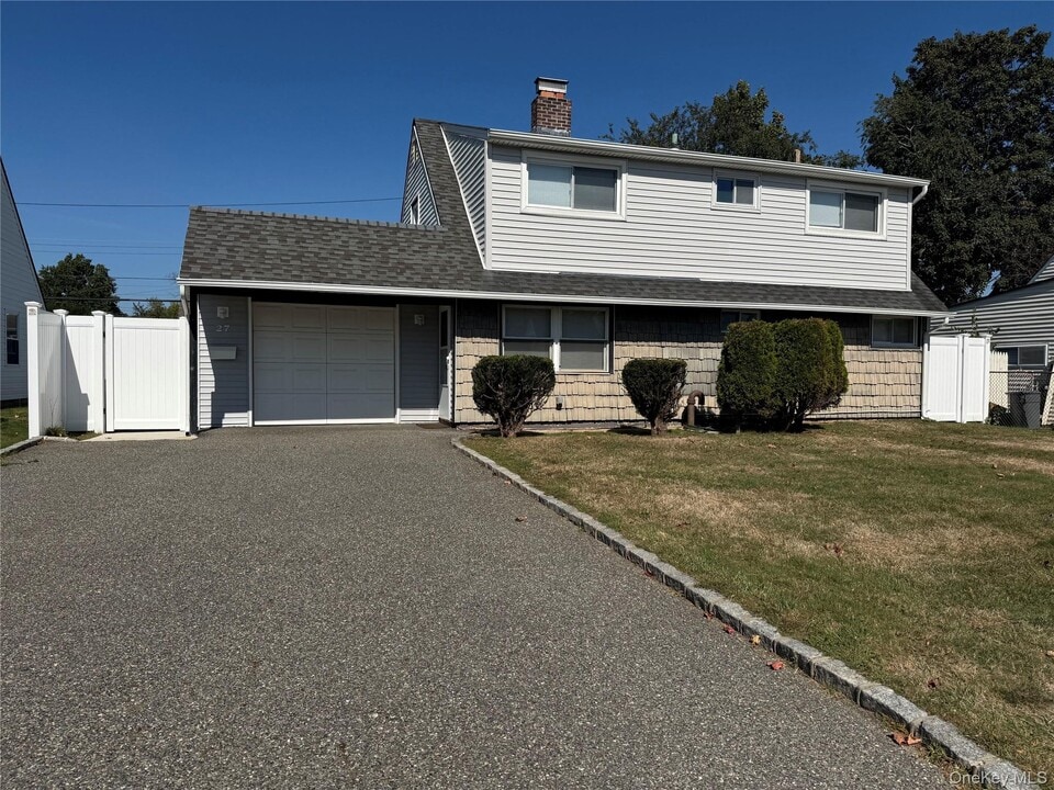 27 Gleaner Ln in Levittown, NY - Building Photo