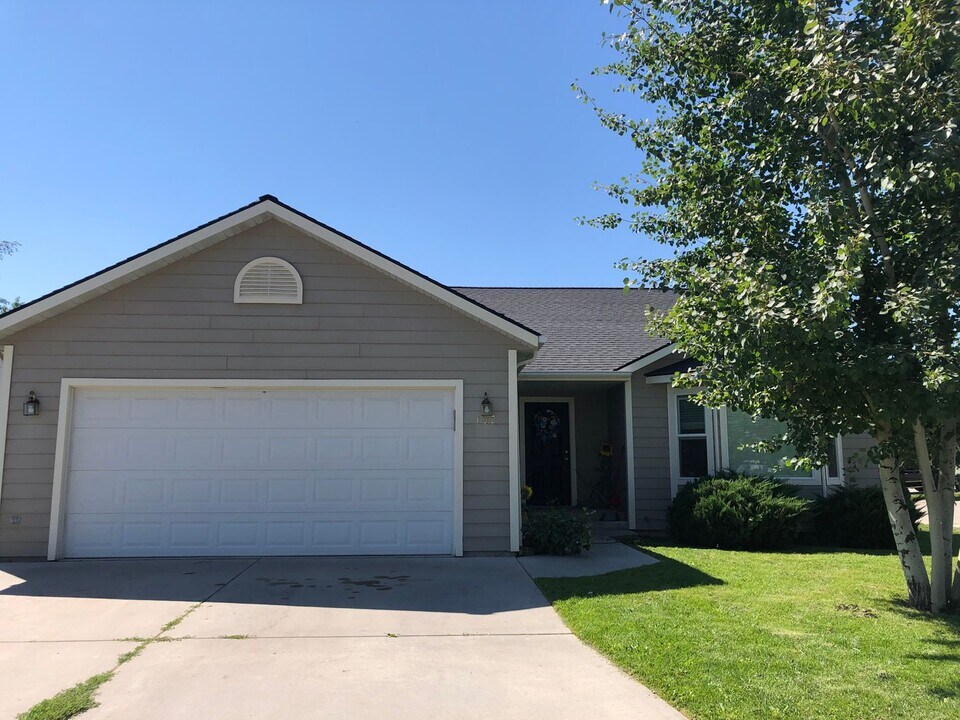 132 Meadow Dr in Hamilton, MT - Building Photo