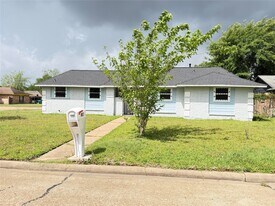 5503 Bertellis Ln in Houston, TX - Building Photo