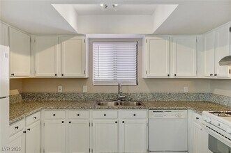 6729 W Charleston Blvd, Unit 4 in Las Vegas, NV - Building Photo - Building Photo