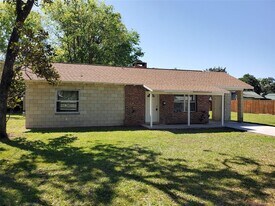 37646 Hendley Ave in Dade City, FL - Building Photo