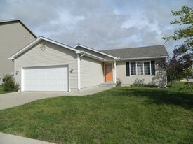 809 SE 12th St in Grimes, IA - Building Photo