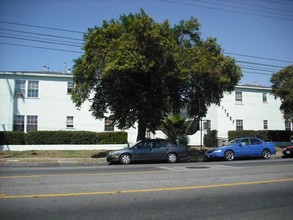 17007-17013 Vanowen St in Van Nuys, CA - Building Photo - Building Photo