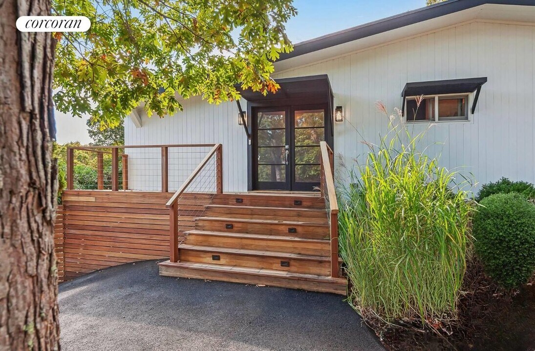 69 3 Mile Harbor Dr in East Hampton, NY - Building Photo