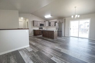 2059 11th St W in West Fargo, ND - Building Photo - Building Photo