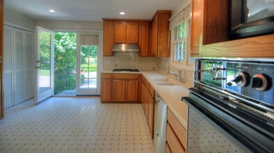 2121 Middlefield Rd in Palo Alto, CA - Building Photo - Building Photo