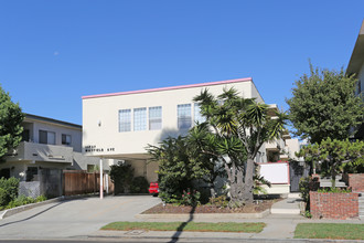 11737 Mayfield Ave in Los Angeles, CA - Building Photo - Building Photo