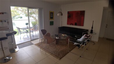 7640 Westwood Dr in Tamarac, FL - Foto de edificio - Building Photo