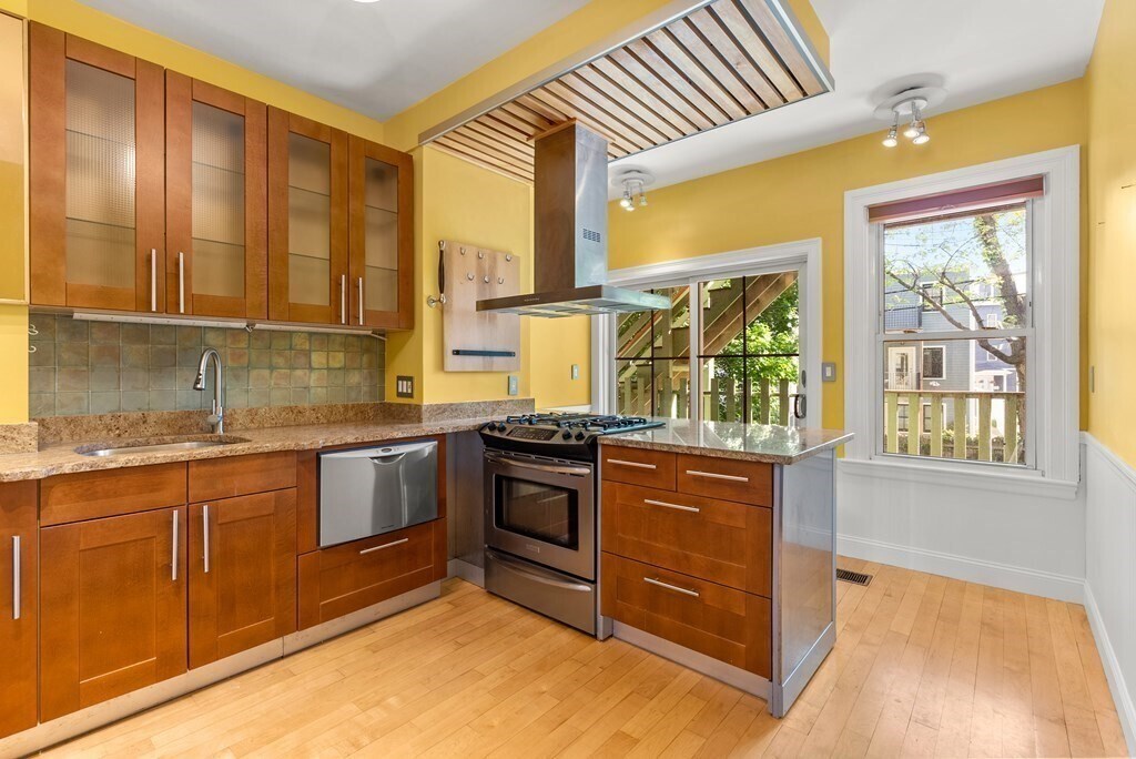 38 Woodward St in Boston, MA - Building Photo