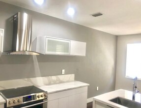 11412 NW 74th Ter in Doral, FL - Building Photo - Building Photo